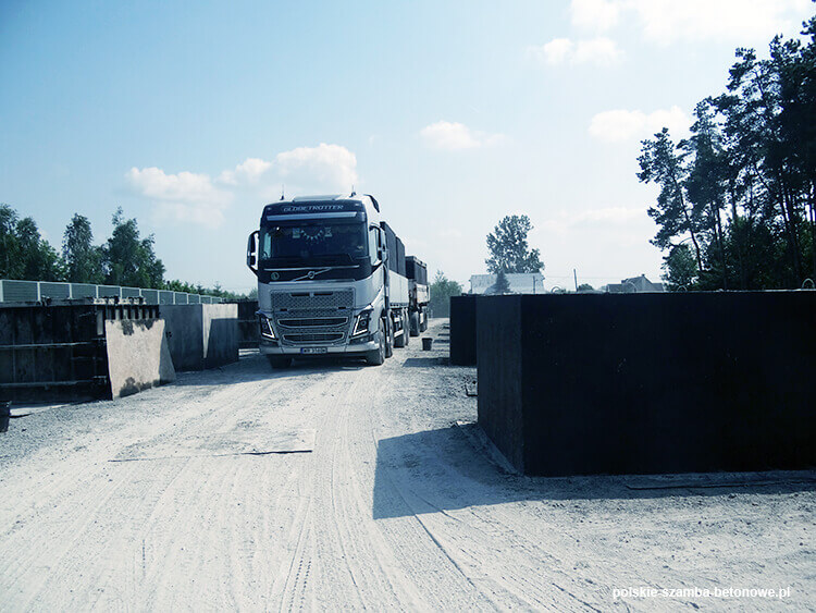 Transport szamb betonowych  w Kazimierzu Dolnym